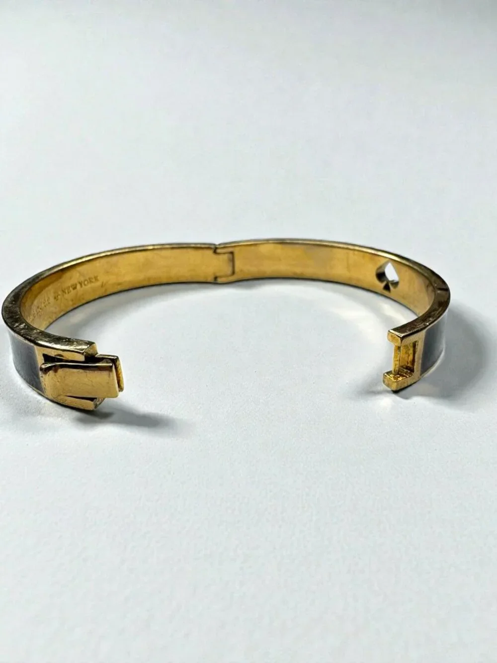 Kate Spade New York Black Enamel Spade Logo Gold Tone Hinged Bangle Bracelet - Picture 8 of 9